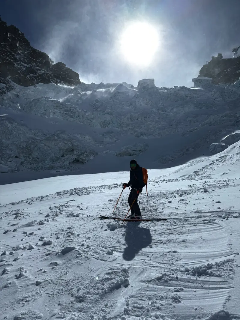 Ein Skifahrer im Gegenlicht unterhalb von Séracs