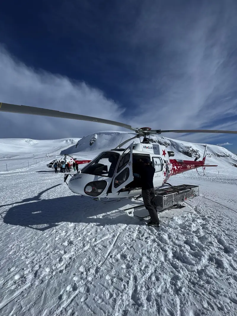 Ein Helikopter im Schnee, bereit für einen Heliski-Flug