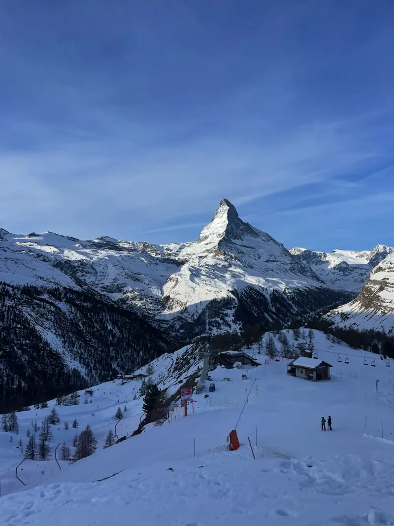 Das Matterhorn über verschneiten Hängen bei Zermatt