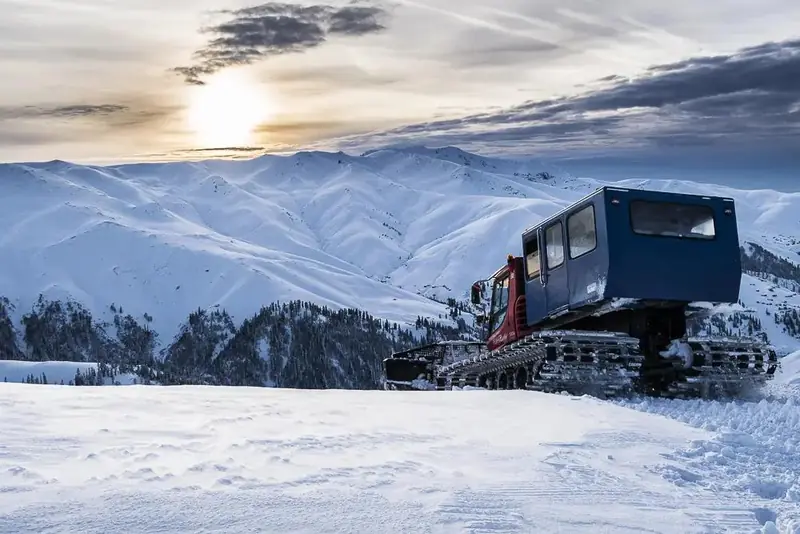 Un snowcat avec cabine passagers sur une crête enneigée en Géorgie