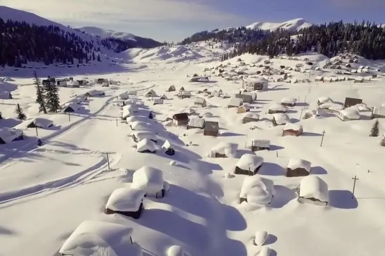Le village enneigé de Bakhmaro parmi les sapins