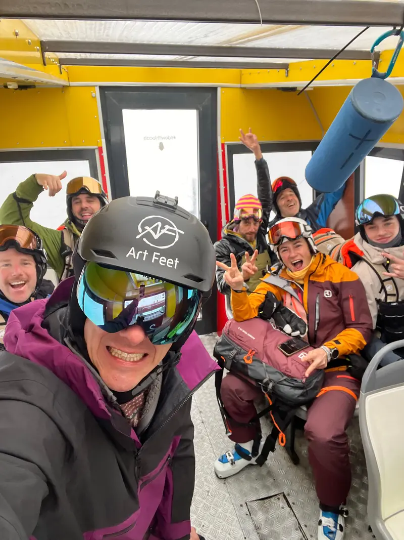 Un groupe joyeux de riders dans la cabine passagers du snowcat