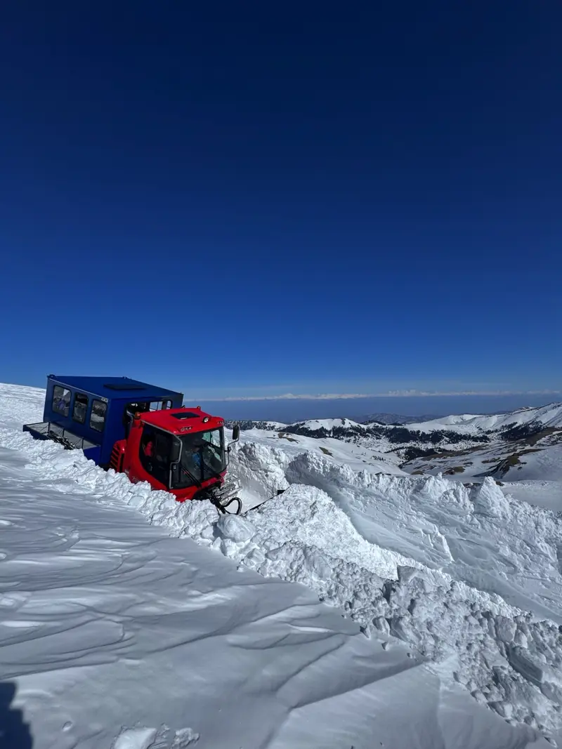 Le snowcat et sa cabine passagers sur un haut plateau
