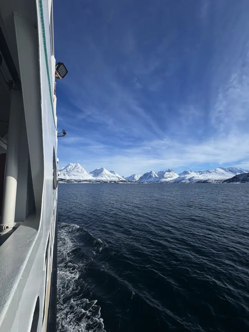 Sommets arctiques enneigés vus depuis le pont d'un bateau
