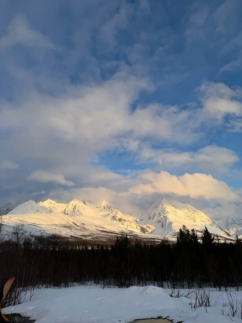 Lumière du soir sur les sommets acérés des Alpes de Lyngen